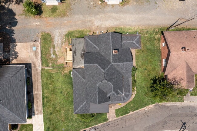 Building Photo - "Charming 1-Bedroom Retreat with Gleaming ...