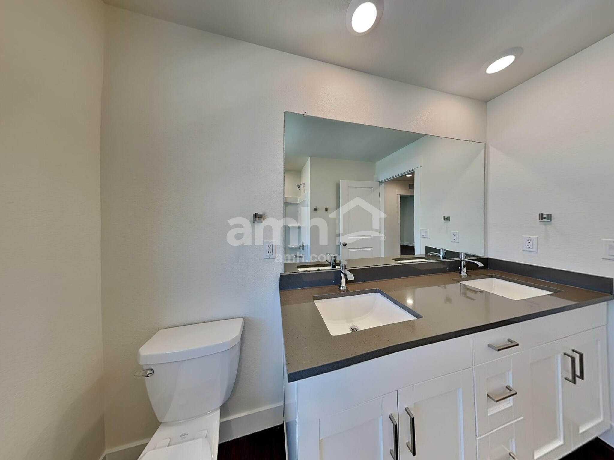 Building Photo - 823 S Oak St