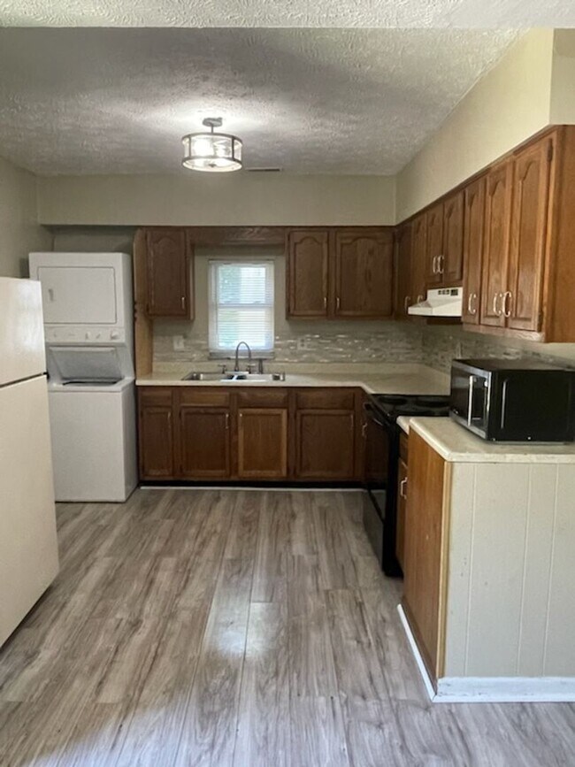 Building Photo - Two Bedroom One Bath Apartment In Huntington