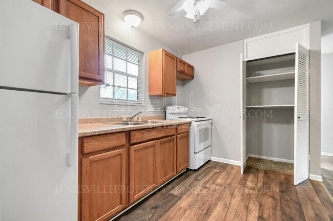 Building Photo - 1202 E Walford Dr