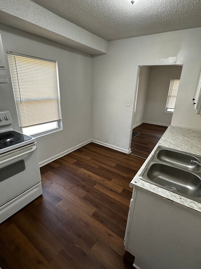 Building Photo - 3 bedroom 1 bath