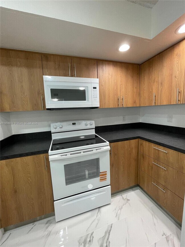 Building Photo - 12400 Vista Isles Dr