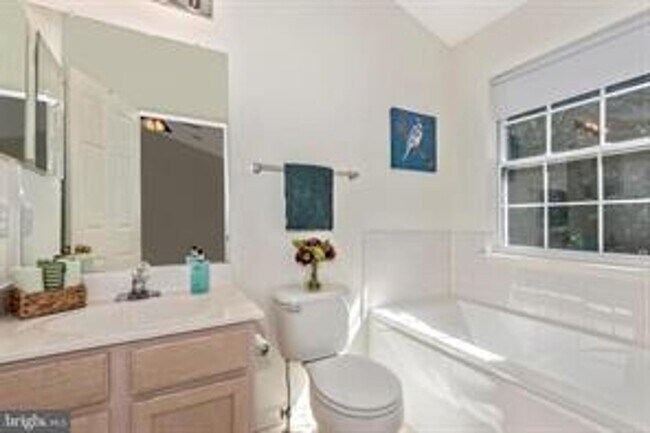 Building Photo - WELL MAINTAINED TOWNHOUSE WITH ONE CAR GARAGE, DECK,