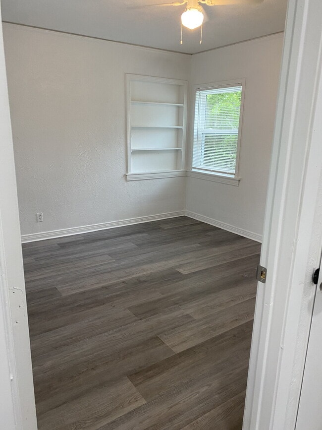 Building Photo - "Charming 3-Bed Oasis with 2 Full Baths in...