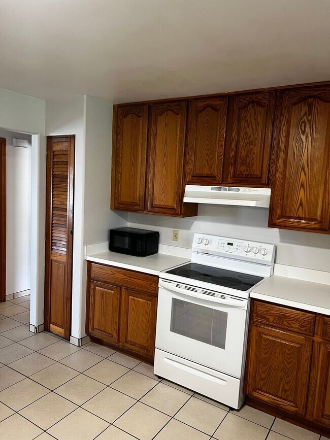 Building Photo - 3 BEDROOM, 2 BATH HOME WITH TILE THROUGHOUT & CLOSE TO THE TURNPIKE