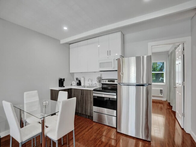 Building Photo - 906 N Riverside Dr