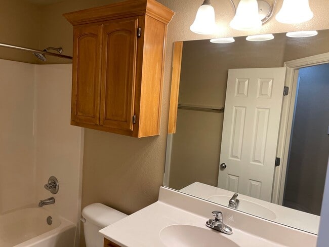 Building Photo - 4 bed 2 bath - Law Enforcement discount.