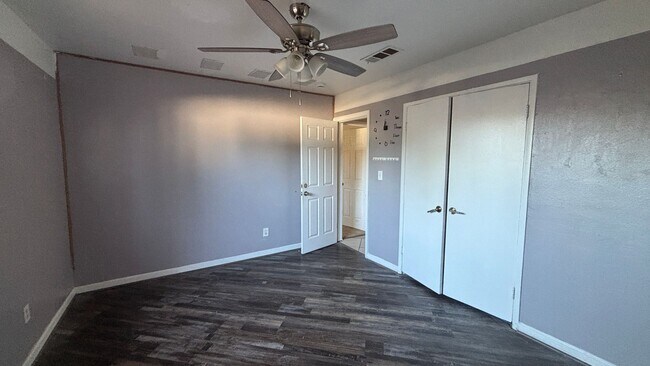 Building Photo - Three Bedroom, Two Bathroom Home in East H...