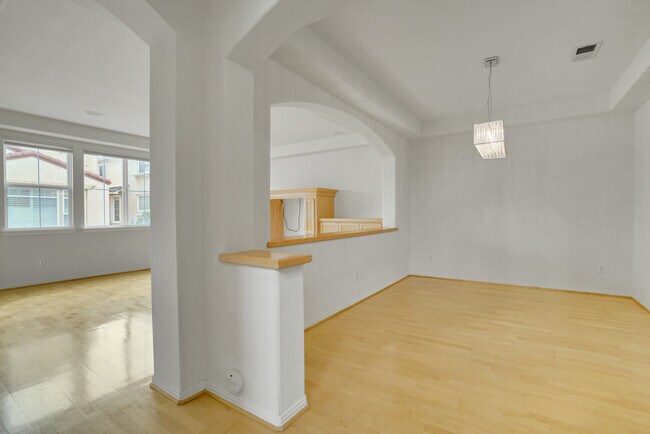 Building Photo - 2889 Plaza del Amo