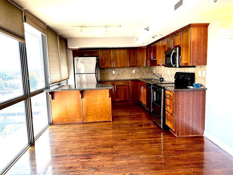 Primary Photo - 600 Admiral Blvd