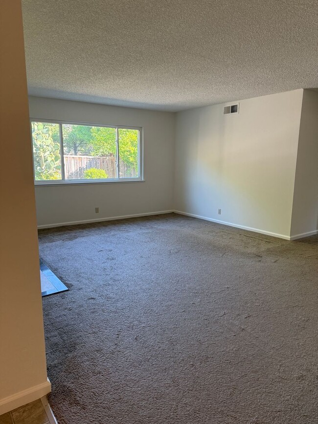 Building Photo - 1562 Oakroyal Dr