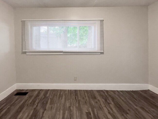 Building Photo - 700 W Powers St