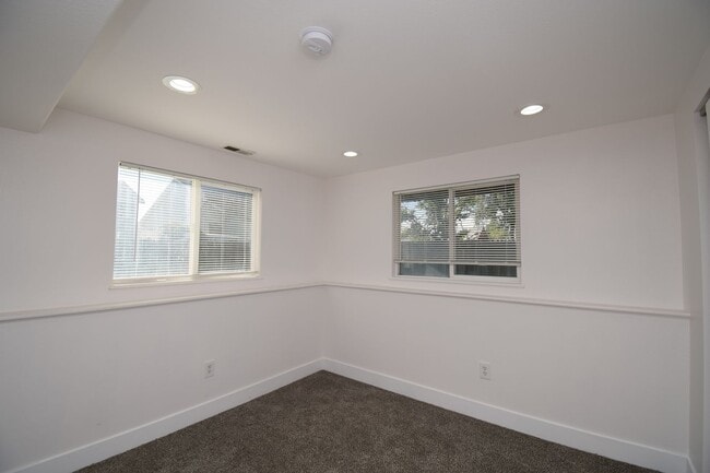 Building Photo - Huge 6 Bed 2 Bath Home in SLC!!!