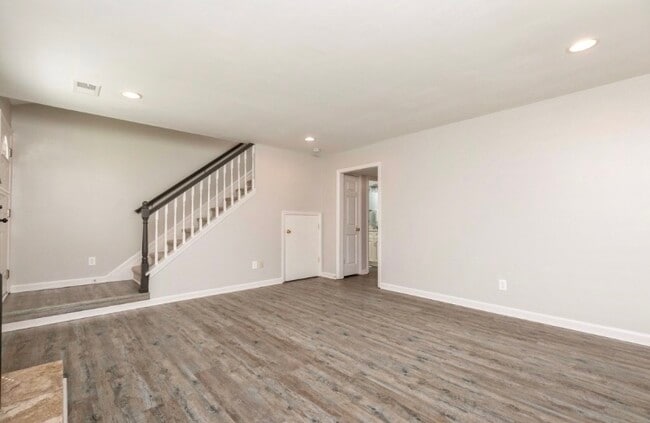Building Photo - 1119 Riverbend Club Dr SE