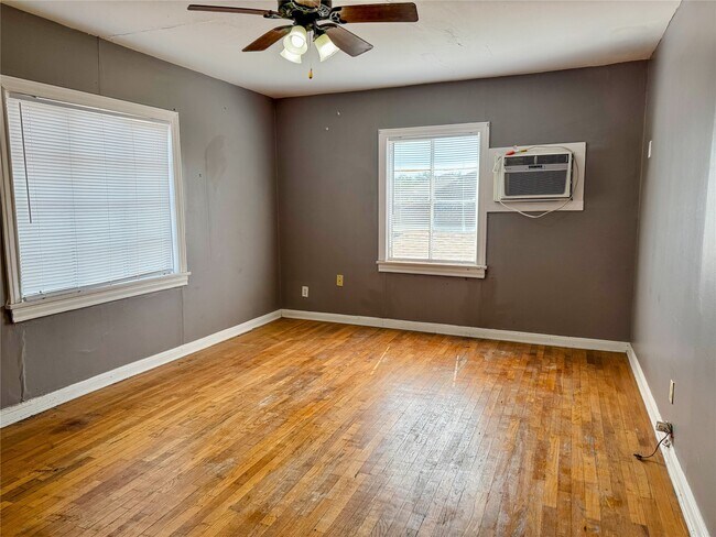 Primary Photo - 2218 1/2 Chapman St