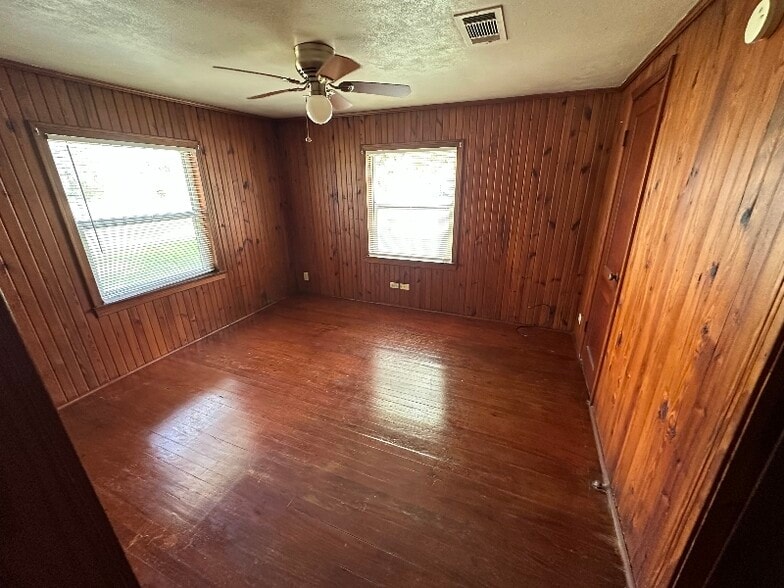 Building Photo - 917 FM247