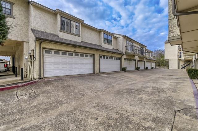 Building Photo - 8750 Park Ln