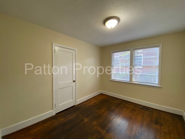 Building Photo - Colonial Heights