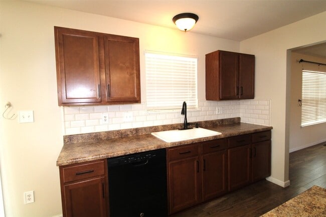 Building Photo - 221 Pecan Bluffs Dr