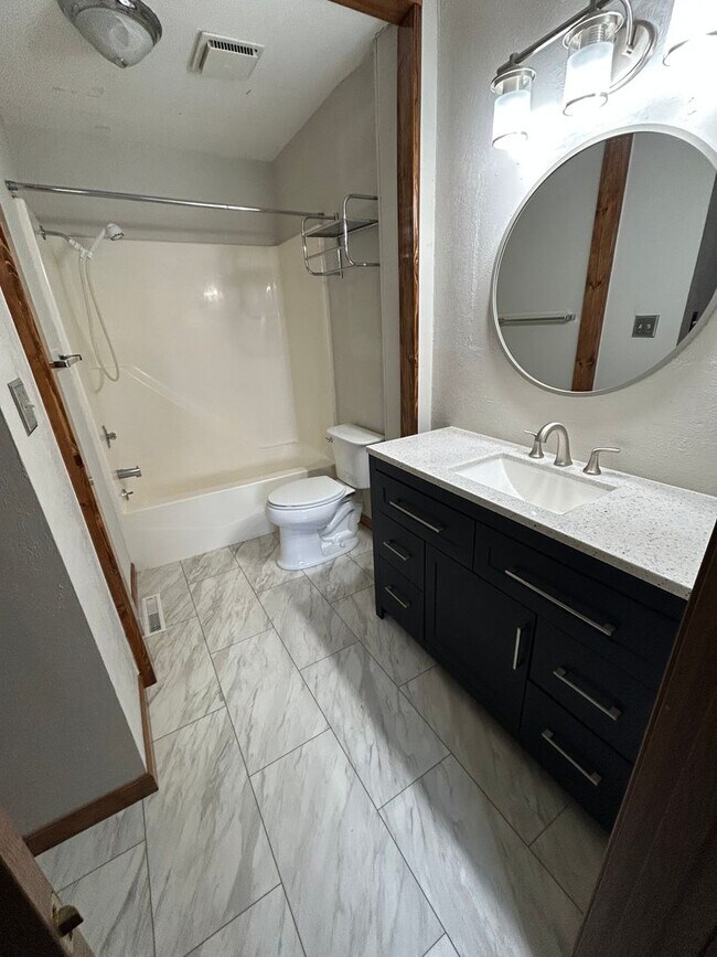 Building Photo - 2 bed/ 2 bath Condominium