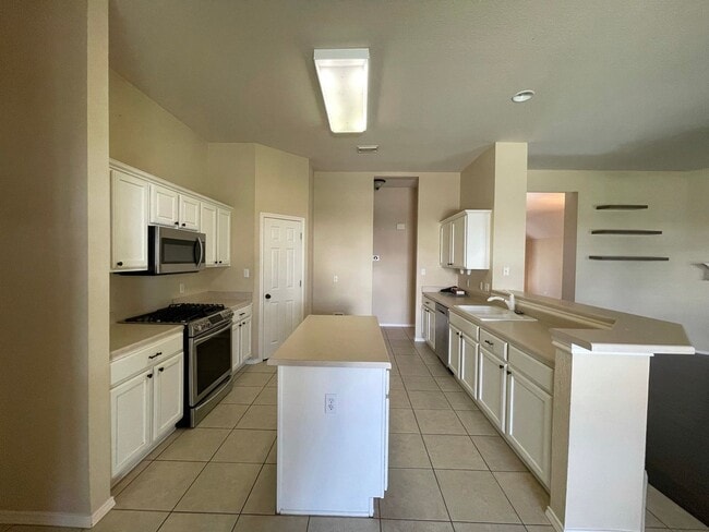 Building Photo - Beautiful single-story home in desirable Vista Oaks Subdivision