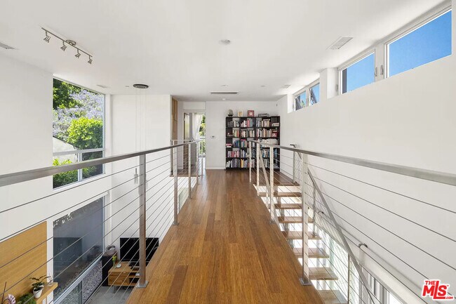 Building Photo - 547 Huntley Dr