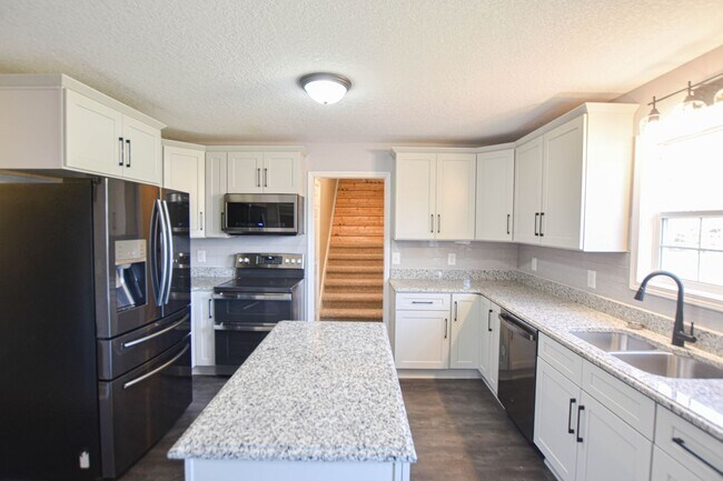 Building Photo - Pet Friendly Three Bedroom with Bonus!