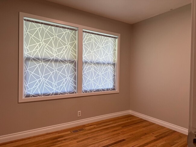 Building Photo - Charming 4 bedroom on 1+acre in Renton across from Benson Hill Elementary