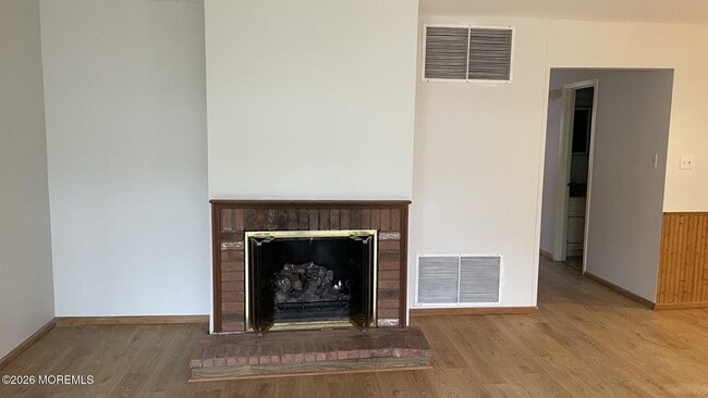 Building Photo - 151 Middle Holly Ln