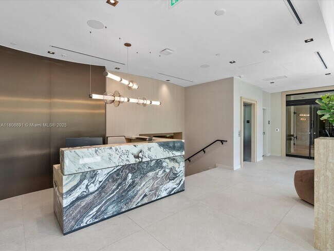 Building Photo - 9901 W Bay Harbor Dr