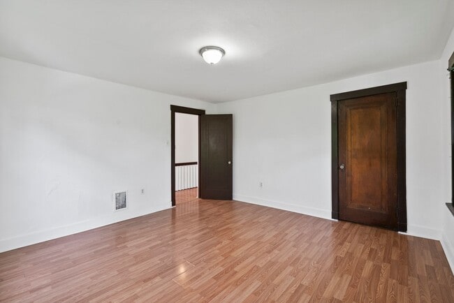 Building Photo - 3 bed 1 bathroom - central air, outdoor sp...