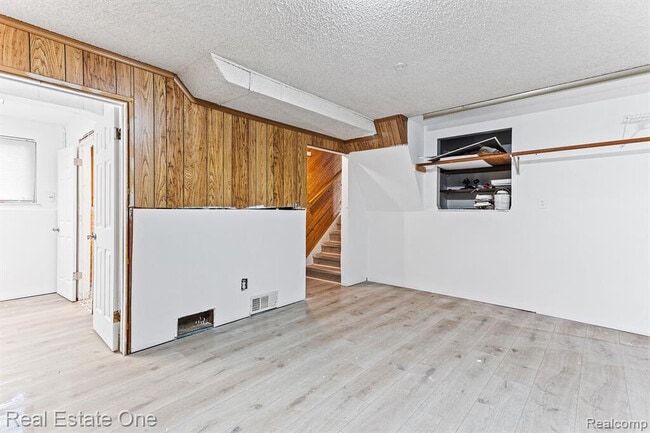 Building Photo - 30450 Avondale St
