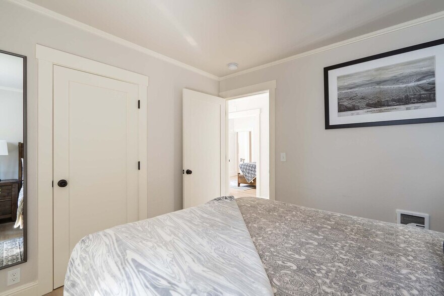 Building Photo - 529 NW 21st Ave