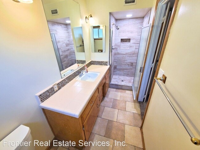Building Photo - 3 br, 2 bath House - 4112 Charter Oaks Ave