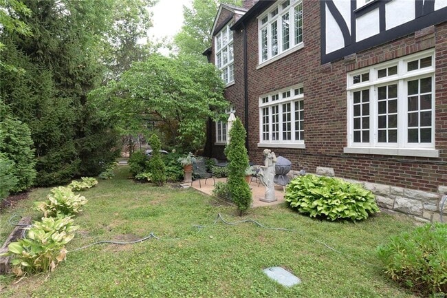 Building Photo - 7572-74 York