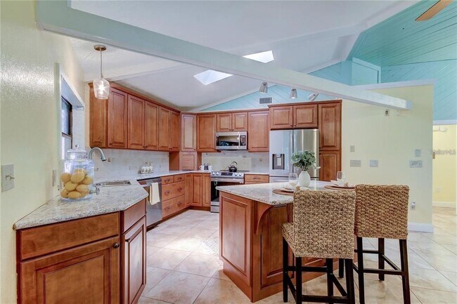Building Photo - 5828 Oakhurst Dr