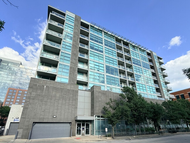 Building Photo - 225 S Sangamon St