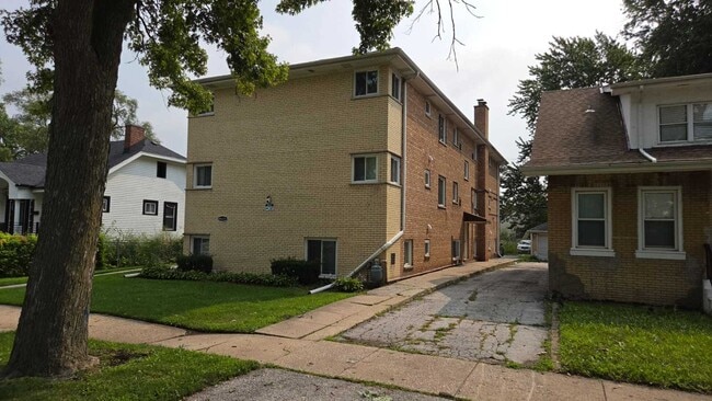 Building Photo - 14605 Des Plaines St