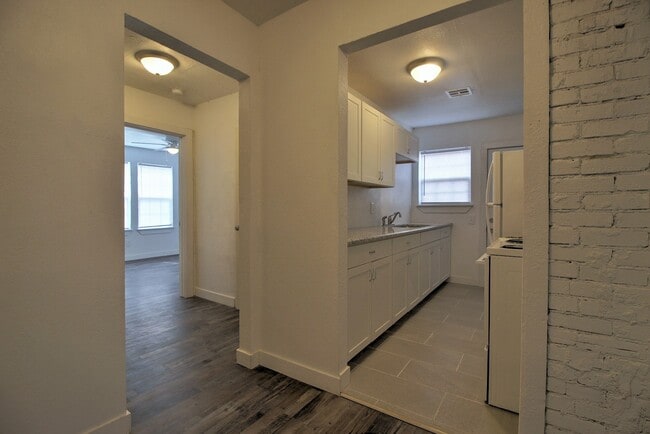 Building Photo - 1004 NE 19th St