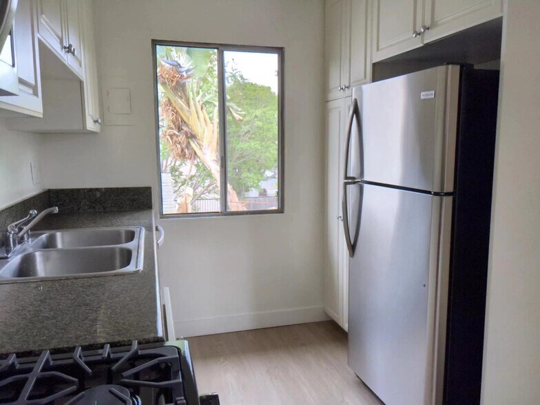 Building Photo - 1248 N Las Palmas Ave