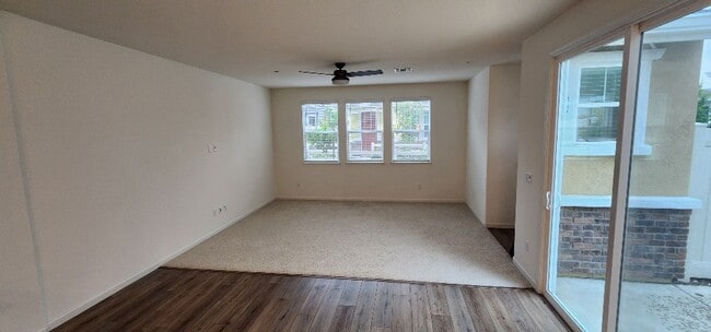 Building Photo - Newer Centrally Located Beauty!