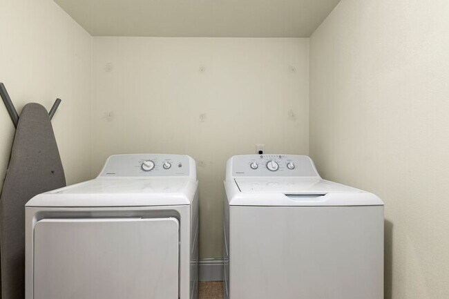 Building Photo - 3803 SE 65th Ave