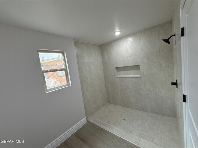 Building Photo - 2633 Dunoon Dr