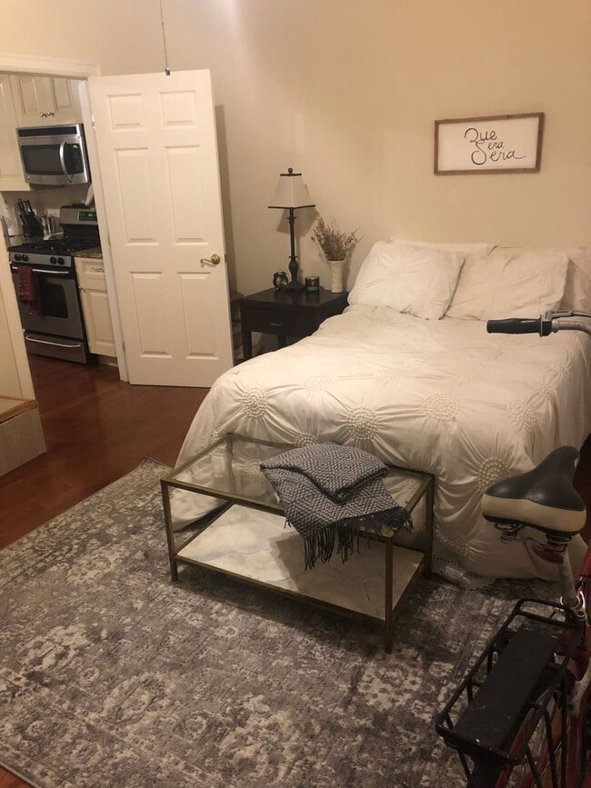 Building Photo - 629 Catharine St