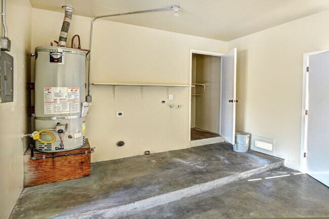 Building Photo - 18854-18858p