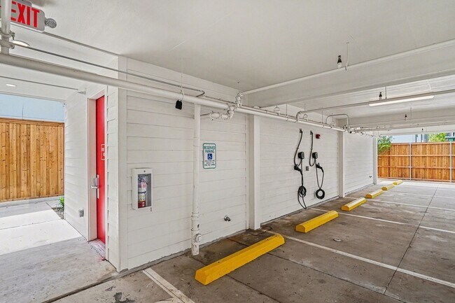 Building Photo - 2217 N Fitzhugh Ave