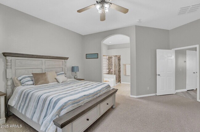 Building Photo - 10226 E Lakeview Ave