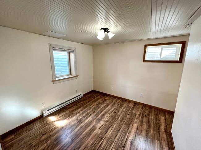 Building Photo - Pet Friendly 3 Bed 2 Bath Single Family Home With Large Garage!