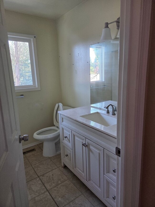 Building Photo - Very nice duplex 2 bedroom 1 bathroom