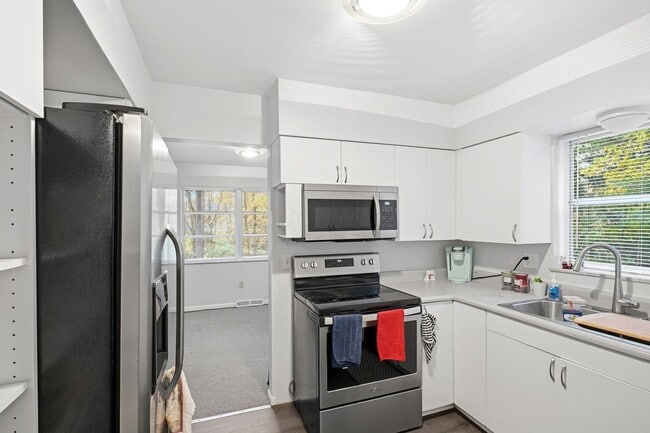 Building Photo - 4883 Stonehaven Dr